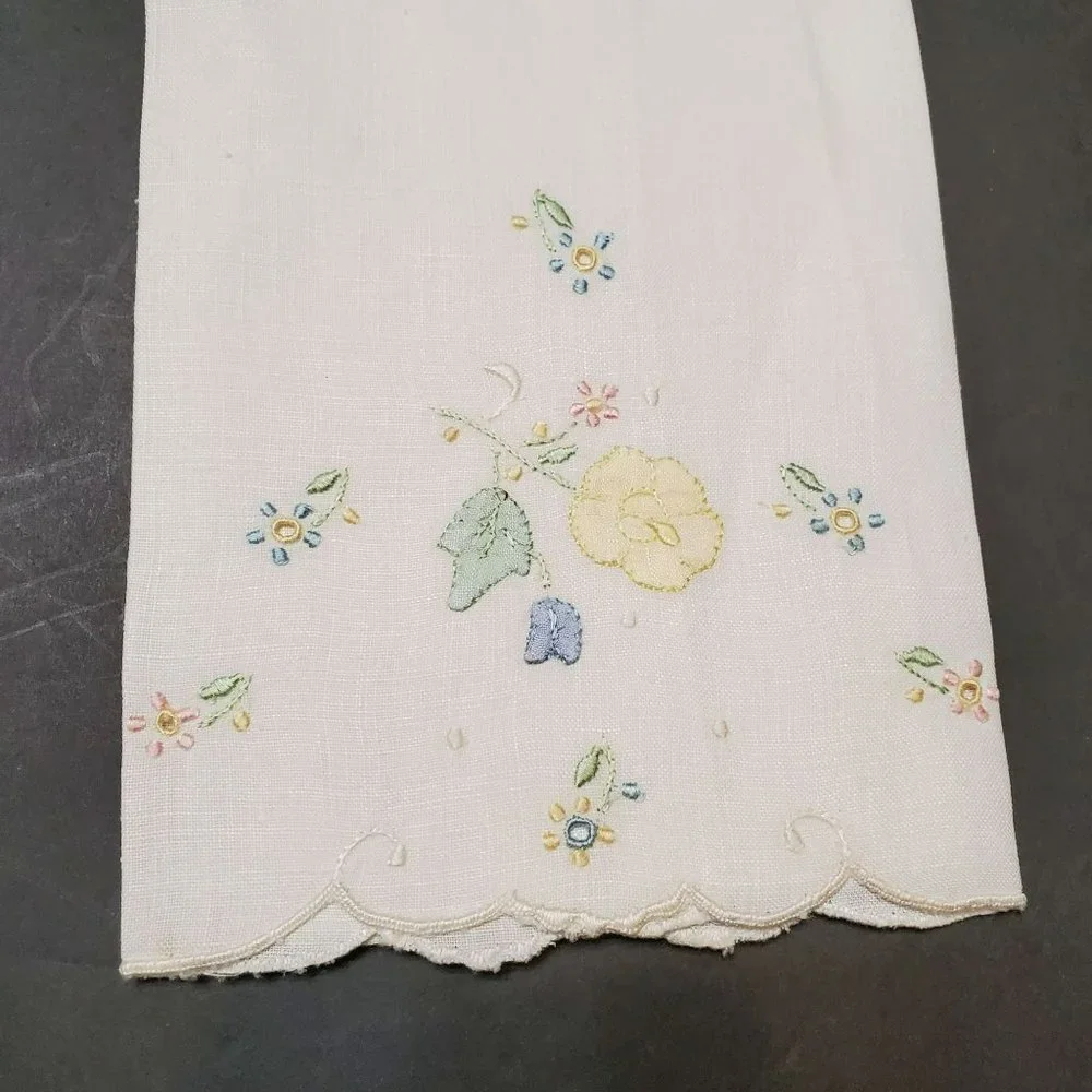 Vintage Embroidered Guest Towel, Fingertip, Embroidery, Applique ,Floral, Linens